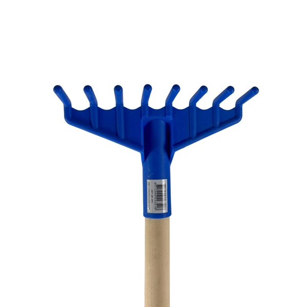 Blauer Rechen mit Holzstiel für den Garten.