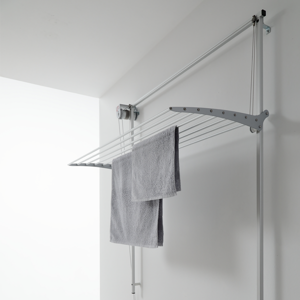 Wandwäschetrockner mit Handtüchern an der Wand montiert
