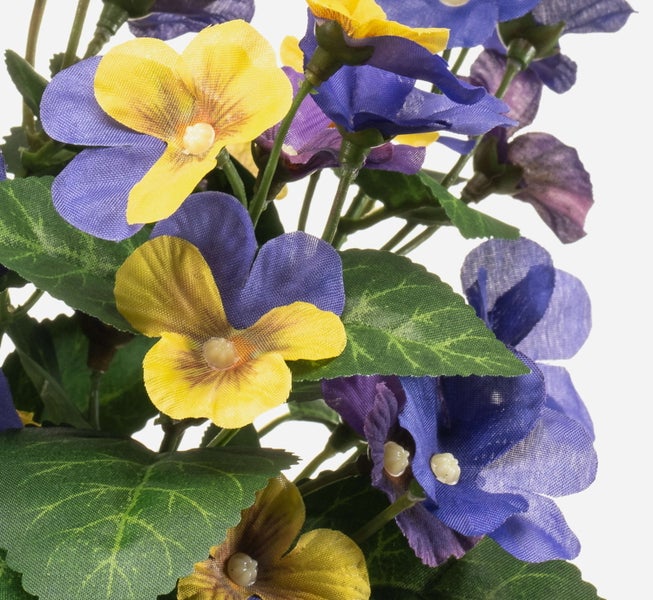 Künstliche Stiefmütterchen mit blauen und gelben Blüten und grünen Blättern.