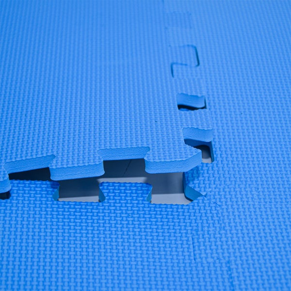 Blaue Bodenschutzmatten aus Schaumstoff mit strukturierter Oberfläche und Puzzle-Verbindung.