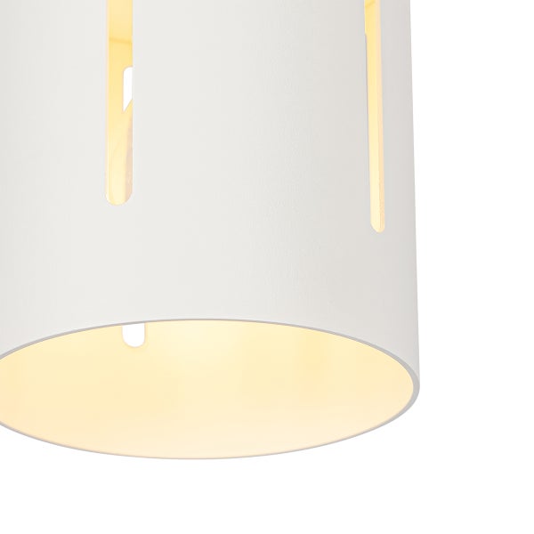 Detailansicht einer weißen Pendelleuchte mit schmalen Schlitzen