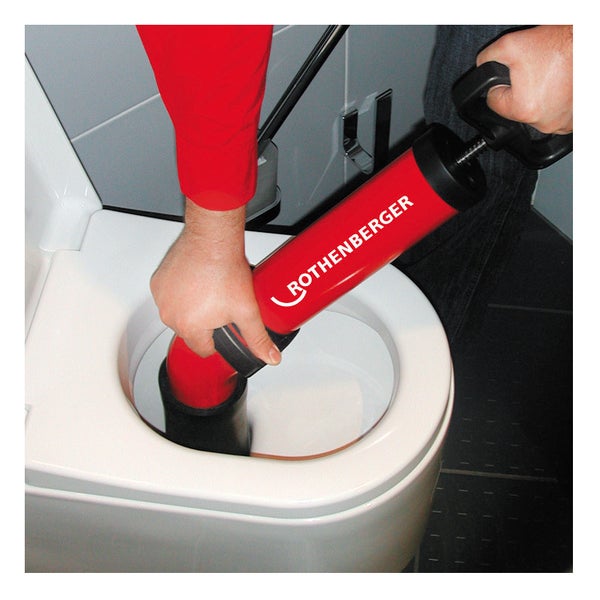 Rothenberger Saug-Druck-Reiniger wird zur Beseitigung einer Verstopfung in einer Toilette verwendet.