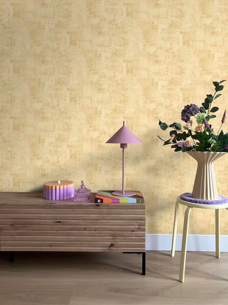 Dekorative Tapete in einem Zimmer mit Kommode, Lampe und Blumen