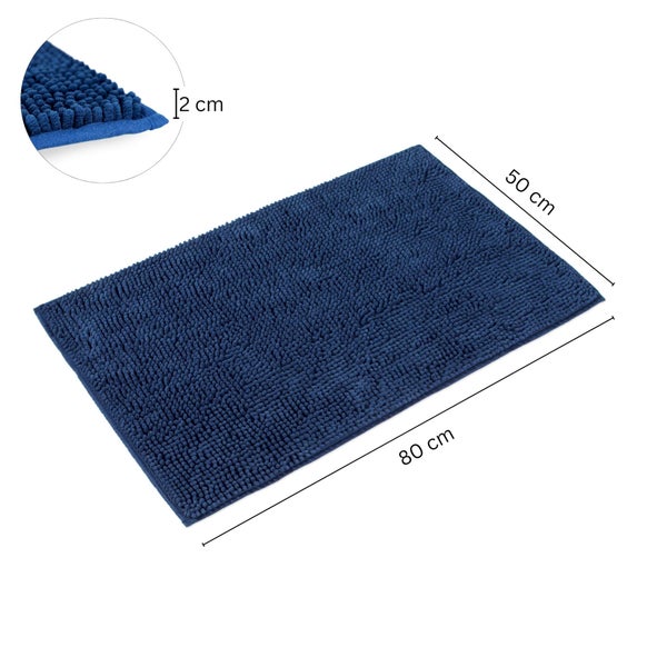 Blaue Chenille-Badematte, 80 Zentimeter mal 50 Zentimeter, mit einer Florhöhe von 2 Zentimeter.