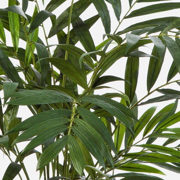 Detailansicht künstliche Palmwedel in Dunkelgrün.