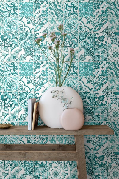 Dekorative Wand mit gemusterten Fliesen, Ablage mit Vasen und Büchern