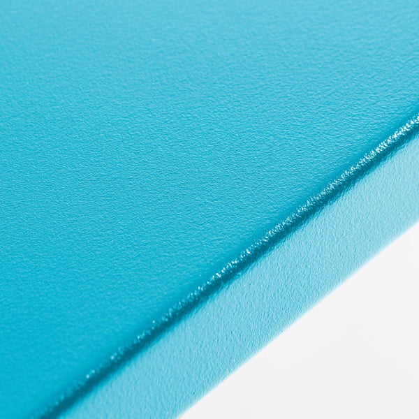Nahaufnahme einer strukturierten blauen Oberfläche mit einer diagonalen Kante.
