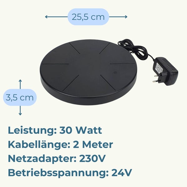 Schwarzer Tränkenwärmer, 25,5 Zentimeter Durchmesser, 3,5 Zentimeter Höhe, 30 Watt, 2 Meter Kabel, 230 Volt Adapter, 24 Volt Betriebsspannung.