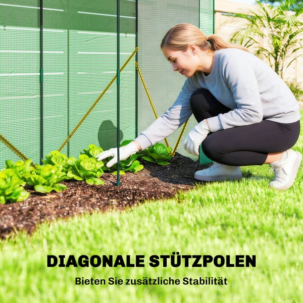 Frau pflegt Pflanzen in einem Folientunnel mit diagonalen Stützstangen für zusätzliche Stabilität.