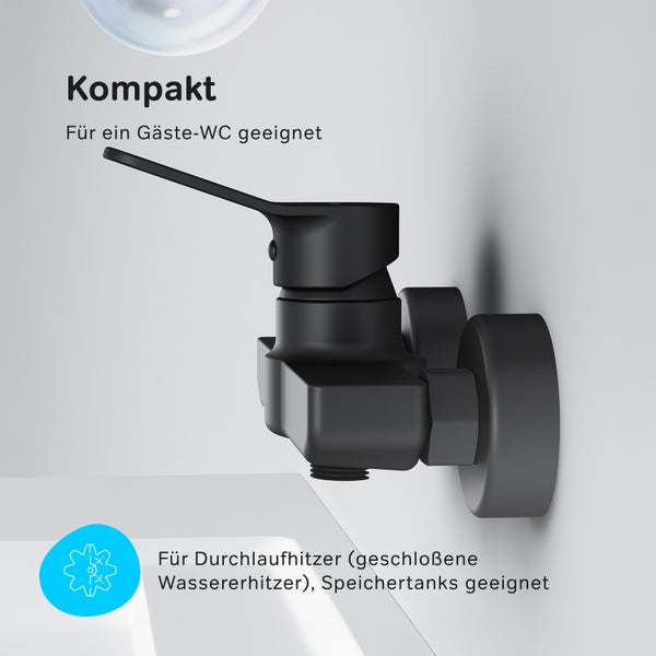 Mann trägt einen Holzkorb mit einem maximalen Traggewicht von 25 Kilogramm.