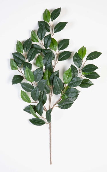 Künstlicher Zweig mit grünen Blättern für die Dekoration.