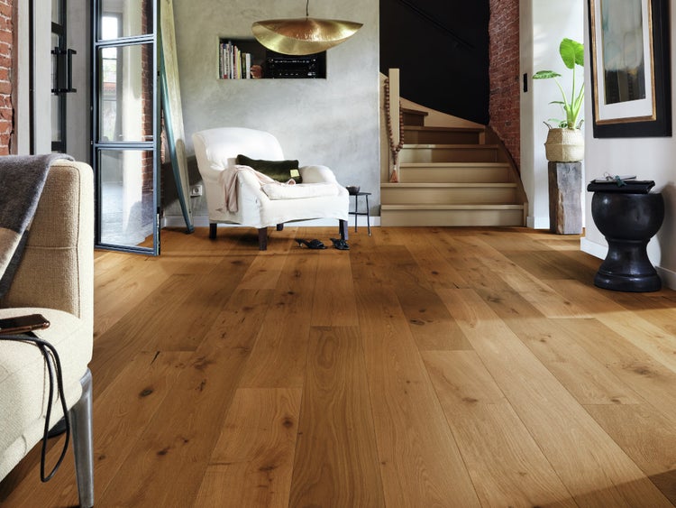 Wohnraum mit hochwertigem Eichenparkett in einem hellen, naturbelassenen Holzton mit sichtbarer Maserung und wohnlichem Ambiente.