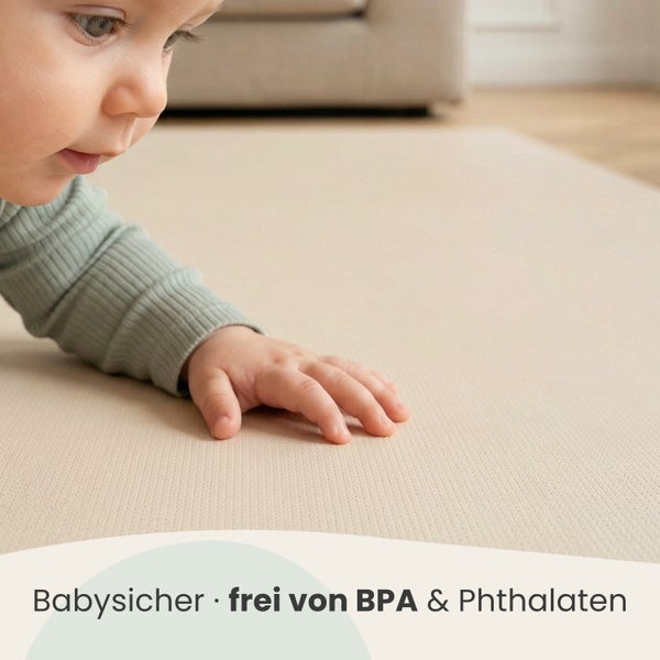 Baby auf einer strukturierten Spielmatte, babysicher und frei von BPA sowie Phthalaten.