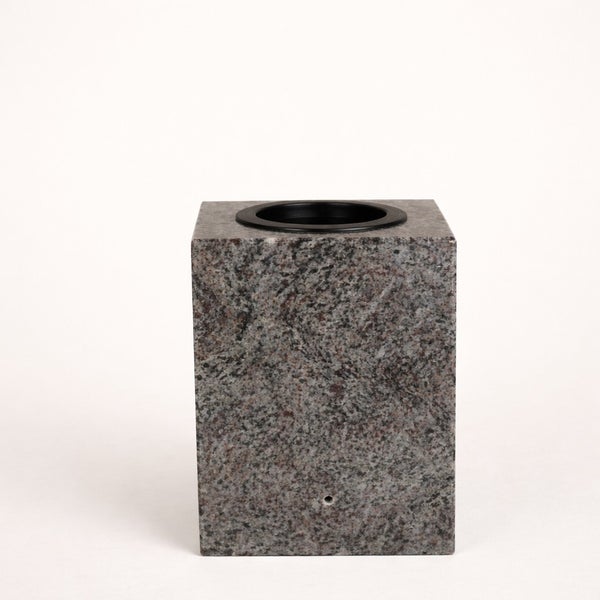 Quadratische Grabvase aus Granit mit schwarzem Kunststoffeinsatz.