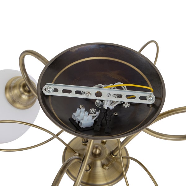 Deckenbaldachin einer Deckenleuchte mit Metallhalterung und Anschlussklemmen
