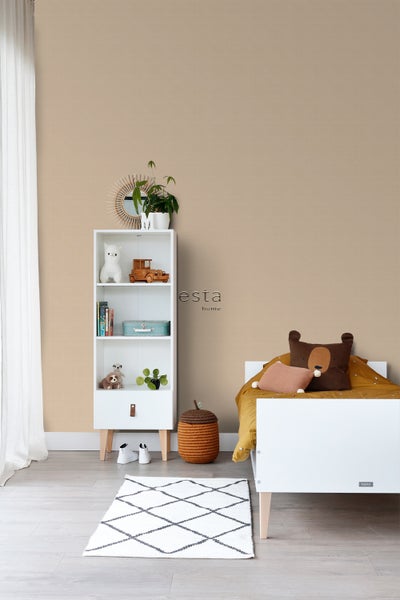 Kinderzimmer mit Bett, Regal und Teppich