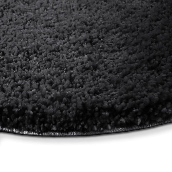 Detailaufnahme eines schwarzen Teppichs mit hochflorigem Flor