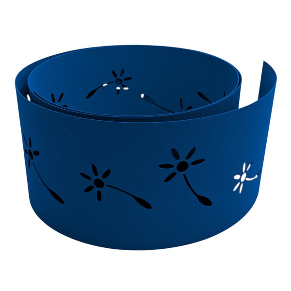 Blauer Rasenkanten-Rollenzuschnitt mit ausgeschnittenen Blumenmotiven.
