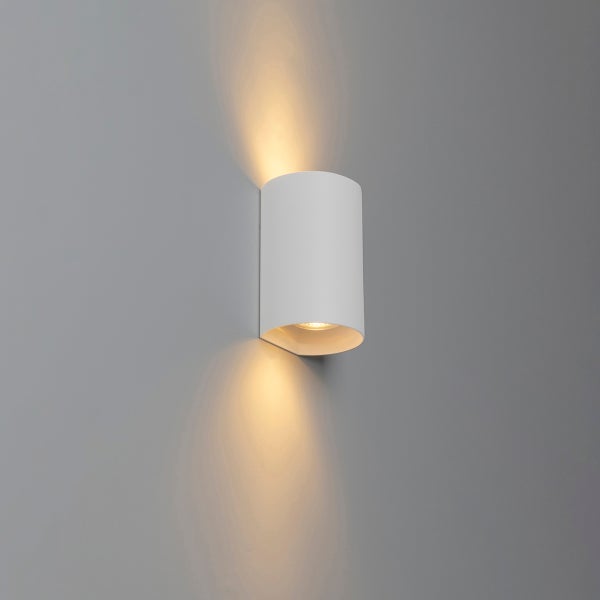 Weiße Zylinder Wandleuchte mit Lichteffekt an Wand