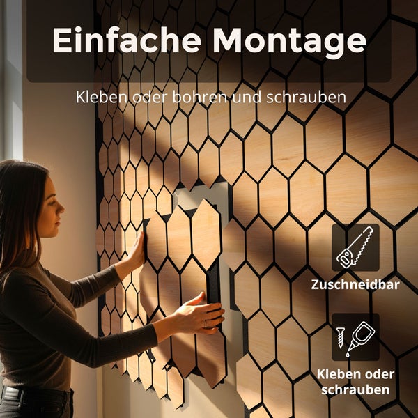 Eine Frau bringt hexagonale Holz-Wandpaneele an einer Wand an. Das Material ist zuschneidbar sowie zum Kleben oder Schrauben geeignet.