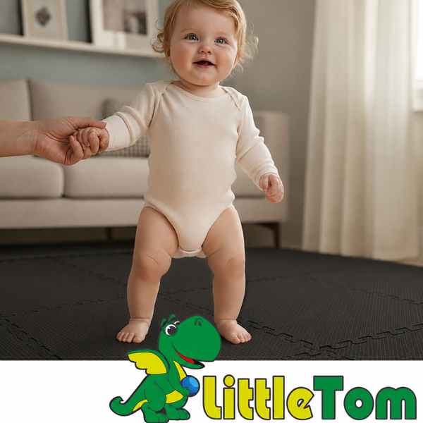Baby steht auf einer Puzzlematte aus Schaumstoff in einem Wohnzimmer, eine Hand hält die Hand des Babys, LittleTom Logo.