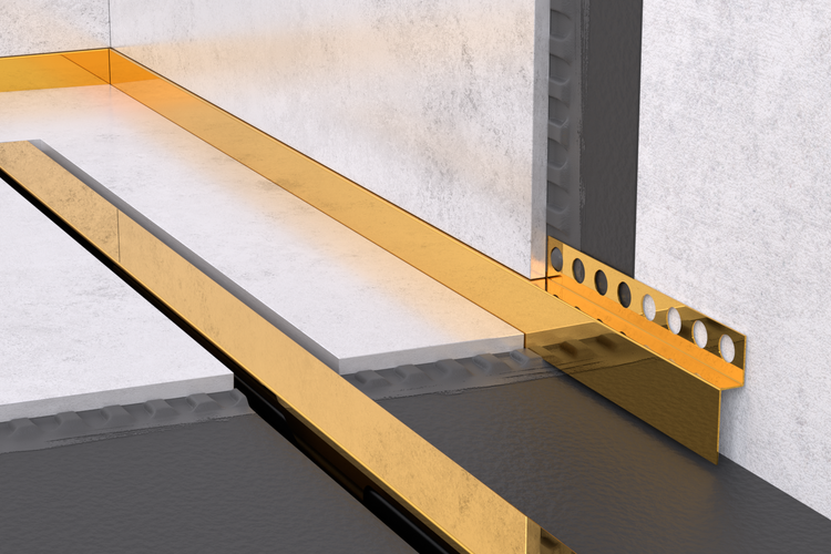 Goldfarbenes Fliesenabschlussprofil aus Metall für Wand und Boden im Badezimmer mit gelochtem Schenkel zur Befestigung.