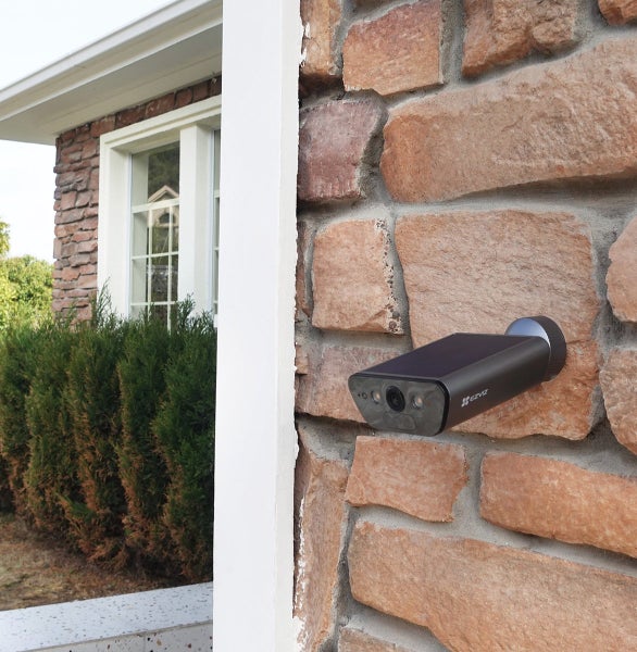 EZVIZ Überwachungskamera an einer Hauswand montiert