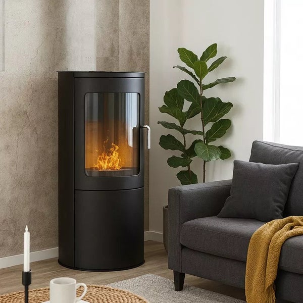 Wohnzimmer mit Kaminofen, Sofa und Zimmerpflanze für eine gemütliche Atmosphäre.