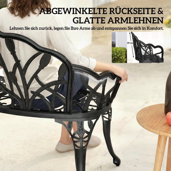 Metall-Gartenbank mit verzierter, abgewinkelter Rückenlehne und glatten Armlehnen, Höhe der Rückenlehne 39 Zentimeter.