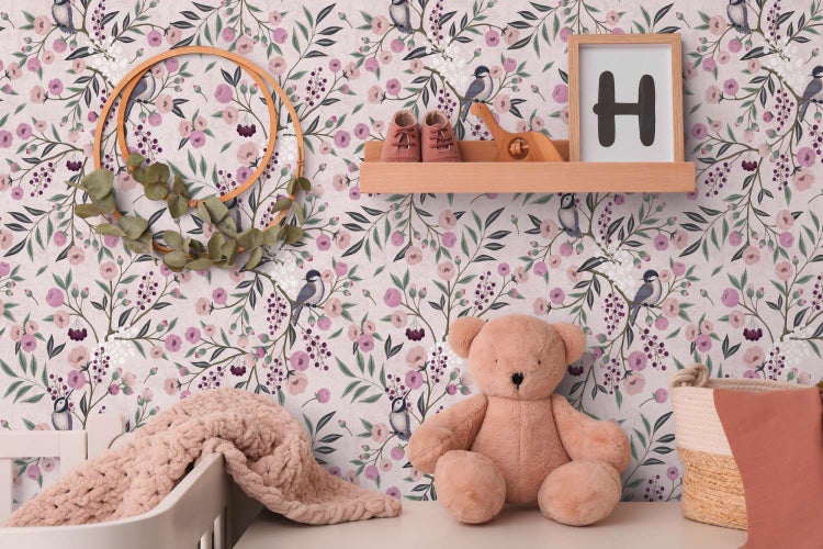 Kindertapete mit Blumen und Vogelmotiv in einem gemütlich eingerichteten Kinderzimmer mit Teddybär, Regal und Dekoration.