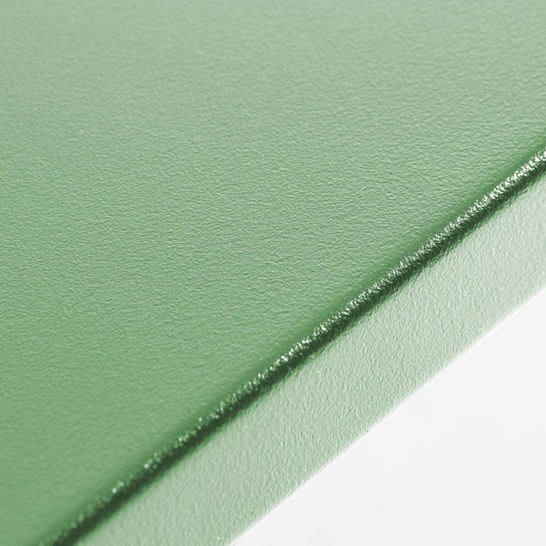 Nahaufnahme einer grünen, strukturierten Oberfläche aus pulverbeschichtetem Metall.