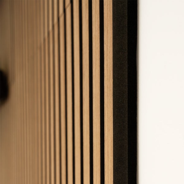 Akustikpaneel mit Holzlamellen aus Eiche auf schwarzem Filz, Seitenansicht.