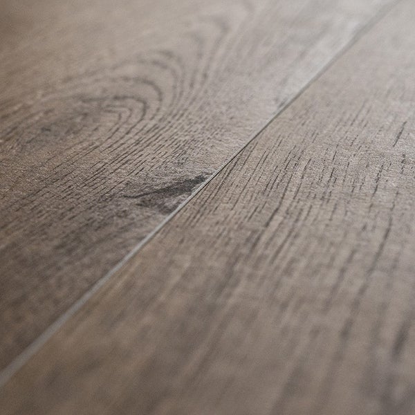 Detailansicht eines Laminatbodens mit authentischer Holzstruktur und Maserung