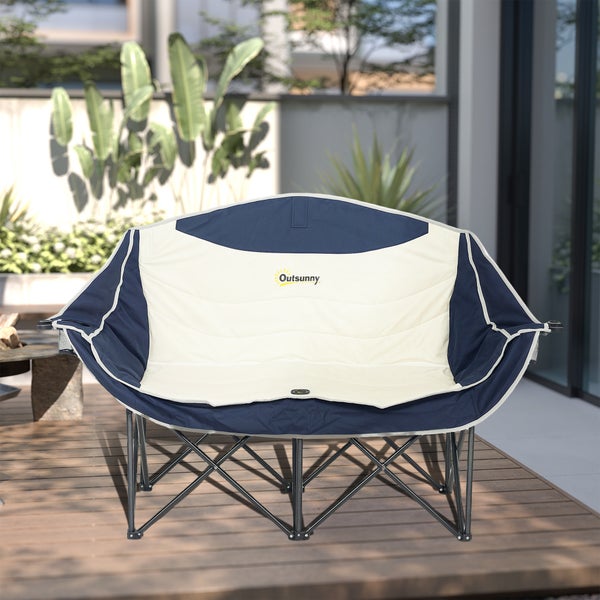 Faltbare Campingdoppelbank mit Outsunny Logo, ideal für den Garten, auf einer Holzterrasse stehend.
