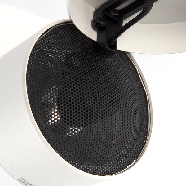 Nahaufnahme eines runden Wandstrahlers mit schwarzer Gitterabdeckung und verstellbarem Gelenk aus Metall.