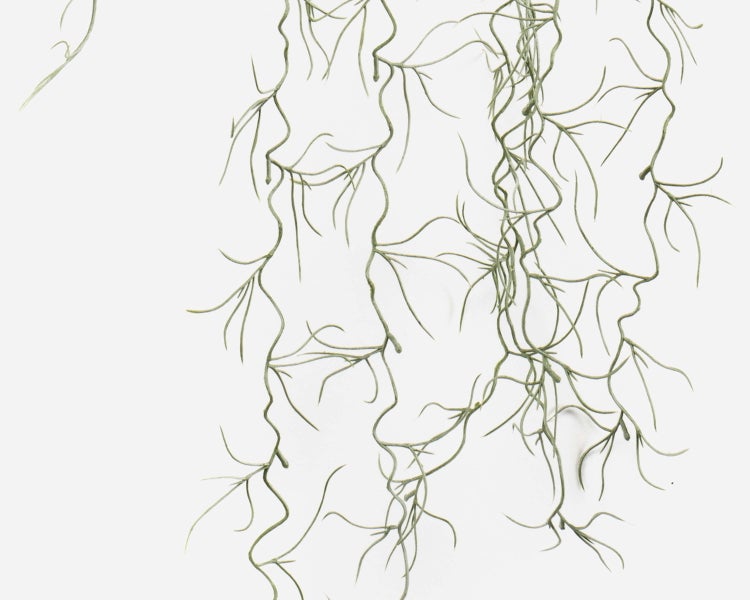 Künstliche Hängepflanze mit langen grünen Blättern in einem braunen Topf und einer Makramee-Aufhängung aus Seil.