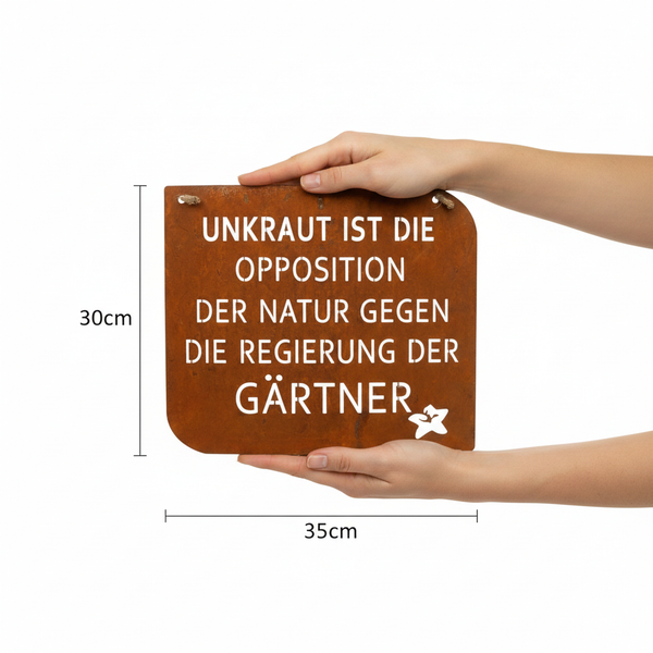 Edelrost-Deko-Schild mit Spruch Unkraut ist die Opposition der Natur gegen die Regierung der Gärtner, 35 mal 30 Zentimeter.