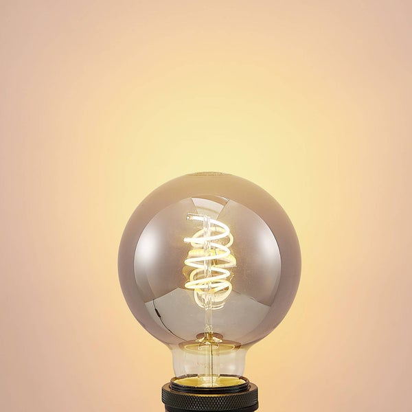 LED-Leuchtmittel in Globform mit sichtbarem spiralförmigem Filament und E27-Sockel.