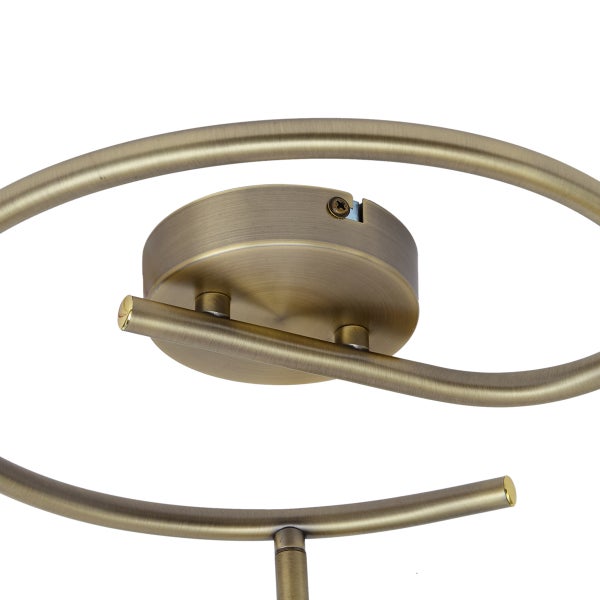 Detailaufnahme einer Deckenleuchte im Messing-Design.