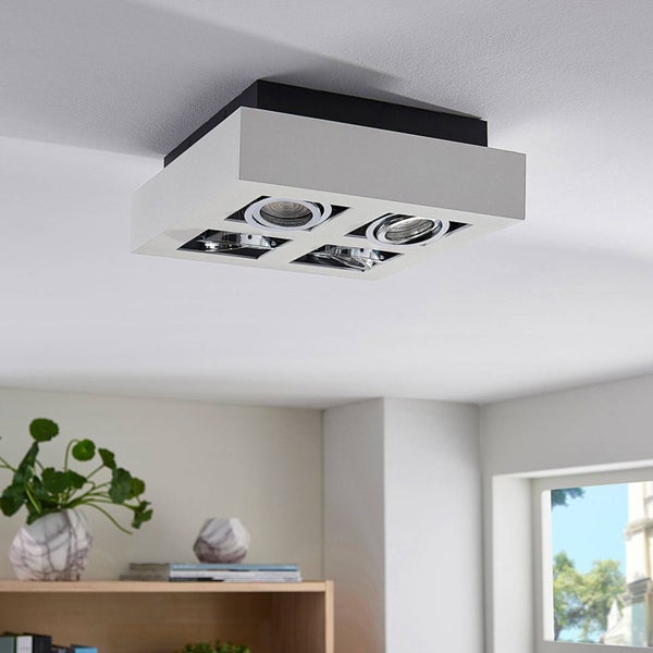 Quadratische Deckenleuchte mit vier Strahlern im modernen Wohnraum.