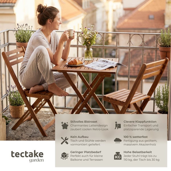 Bistroset aus Akazienholz mit Klapptisch und Klappstühlen auf einem Balkon. Wetterfest, platzsparend und vormontiert. tectake garden Logo.