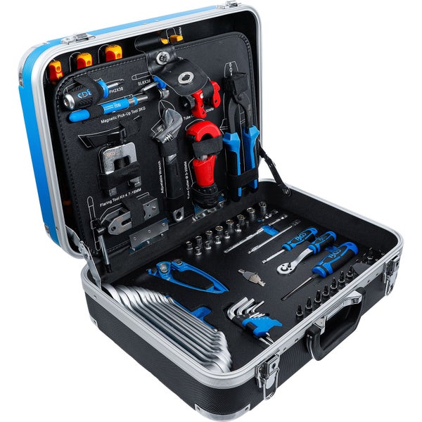 Geöffneter Werkzeugkoffer mit einer Vielzahl von Werkzeugen wie Schraubenschlüssel, Zangen und Schraubendrehern.