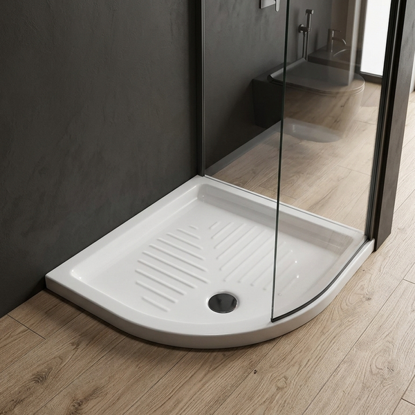 Moderne Viertelkreis-Duschwanne mit Antirutsch-Struktur und Ablauf in einem Badezimmer mit dunkler Wand, Glasabtrennung und Boden in Holzoptik.