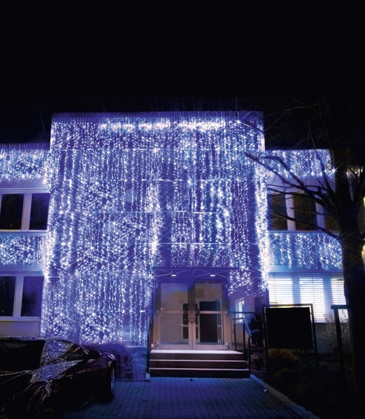 Gebäude mit beleuchteter Eisregen Lichterkette dekoriert