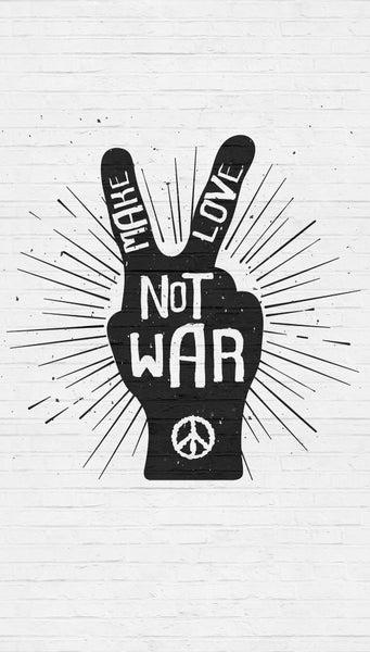 Fototapete mit Peace-Handzeichen, Schriftzug Make Love Not War und Friedenssymbol auf Ziegelwand