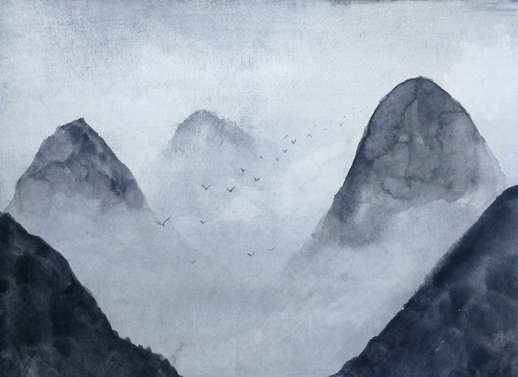 Minimalistische Aquarellmalerei einer nebligen Gebirgslandschaft mit einem Vogelschwarm, der zwischen den Gipfeln fliegt.