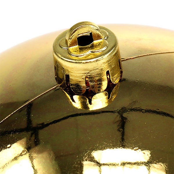 Detailaufnahme einer goldenen Christbaumkugel mit Aufhänger