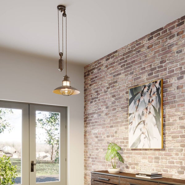 Innenaufnahme mit Pendelleuchte im Vintage-Stil mit Flaschenzugsystem, Ziegelwand und Zimmerpflanze