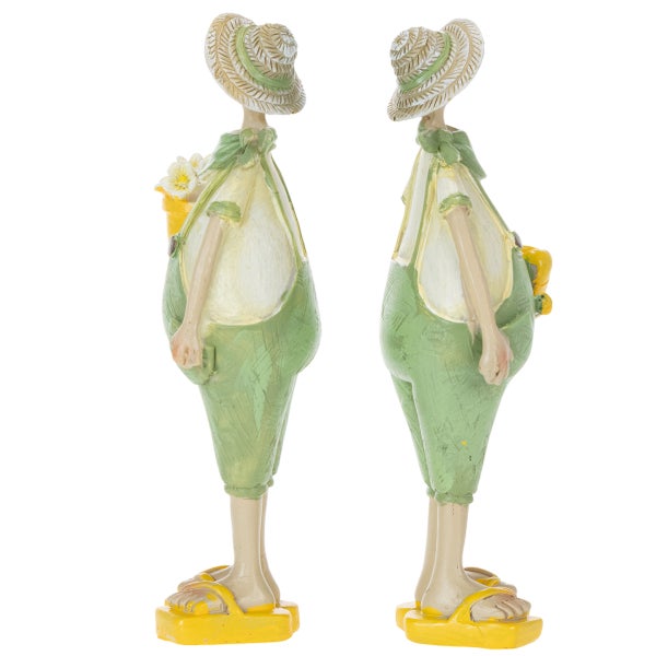 Zwei Gartenfiguren Gärtner mit Hut, grüner Latzhose, gelben Sandalen und Eimer mit weißen Blumen.