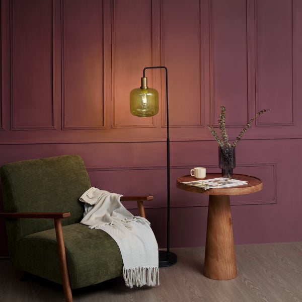 Wohnzimmer mit Sessel, Stehlampe und Beistelltisch